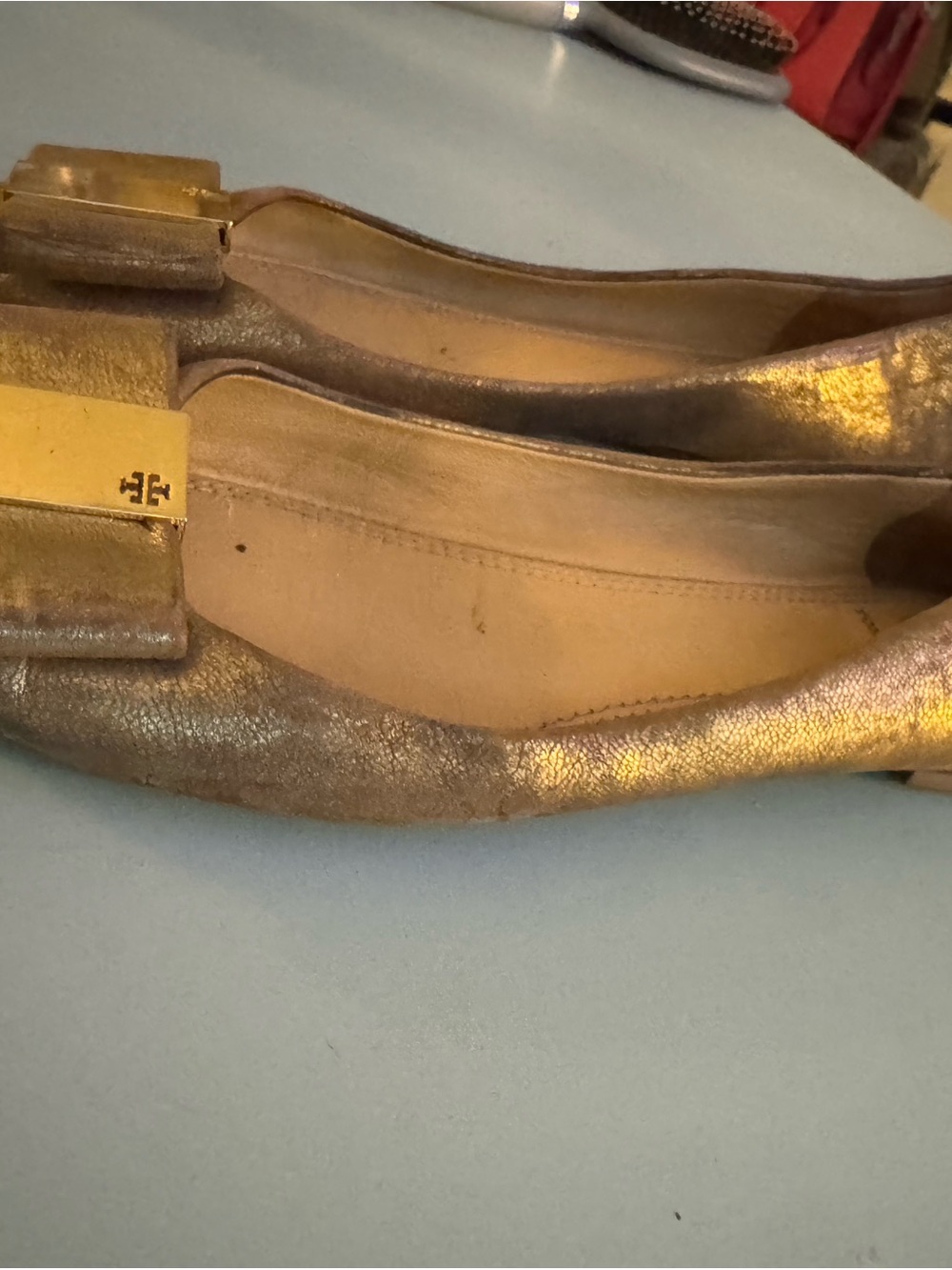 Tory Burch Gold Metallic Bow Flats with Logo Plaque Size 6.5 - Picture 3 of 7